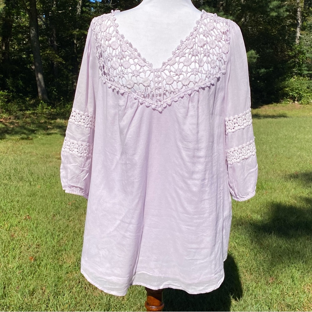 J. PETERMAN TOP BLOUSE TUNIC PALE PURPLE FLORAL LACE ACCENT 3/4 SLEEVE Size M